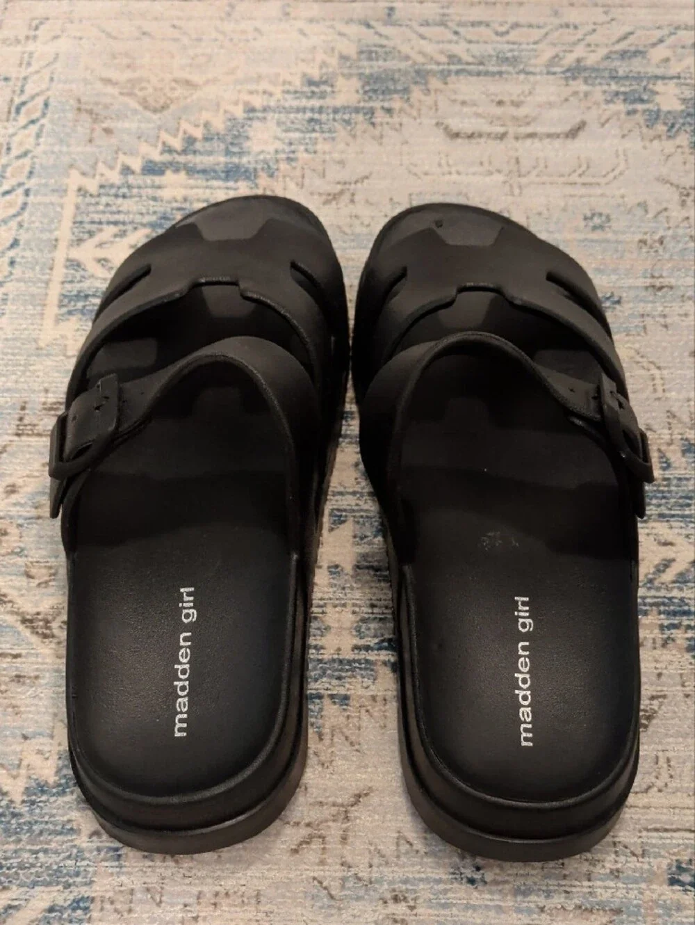 Madden Girl casual slide
